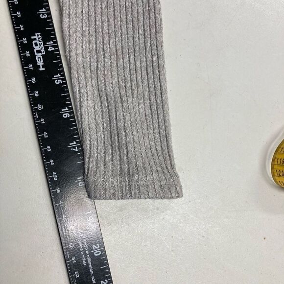 AMERICAN EAGLE OUTFITTERS Gray Long Sleeve V-Neck Sweater Size Small - Picture 5 of 9